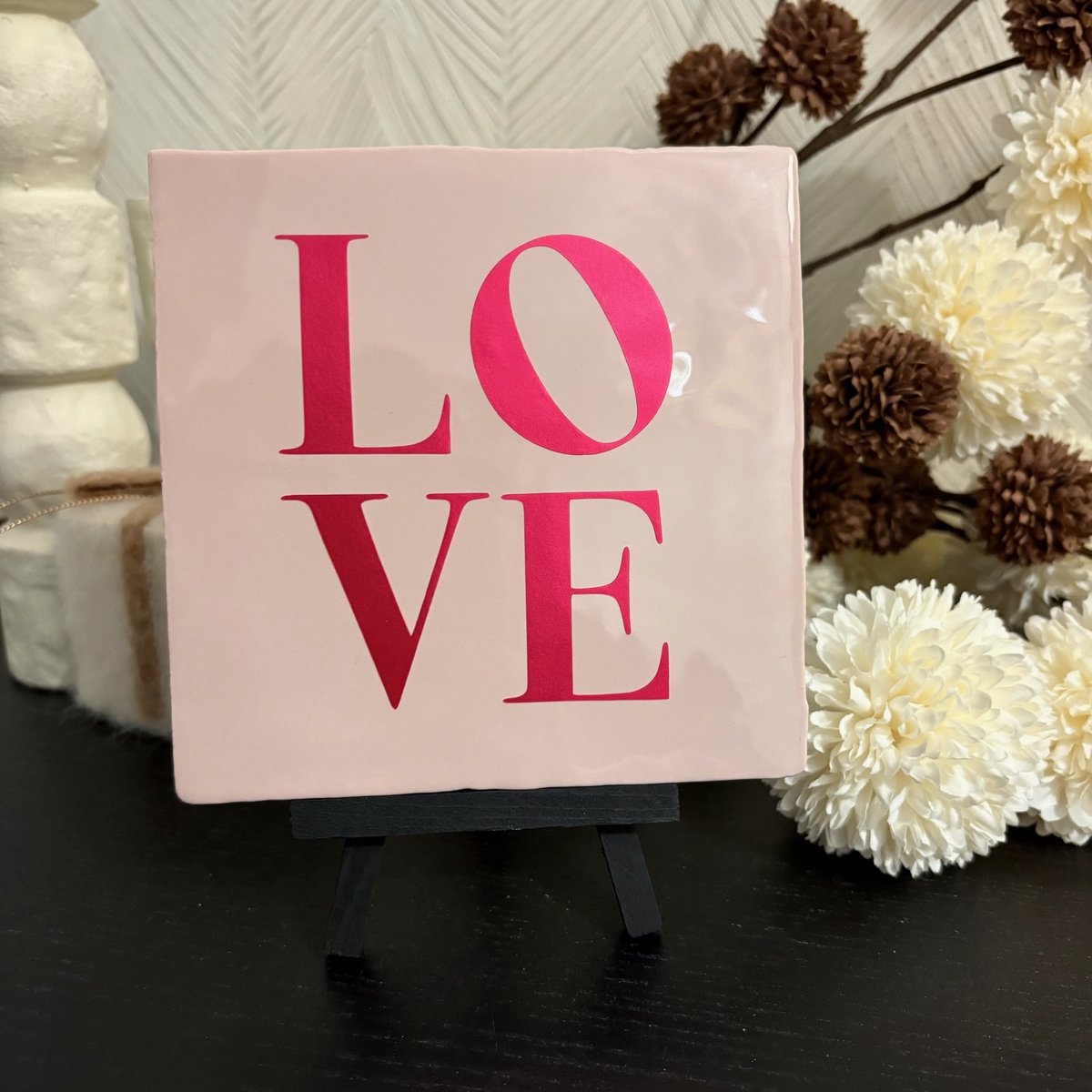 Hartjespost Tegeltje L O V E, zalm roze, roze | tegeltjes met tekst | spreuktegel | tegeltjeswijsheden | Cadeau | Valentijn | Liefde | Love | Valentijnscadeau | Cadeau voor hem of voor haar | 14 Februari | V-Day | Valentine | Romantisch | 13x13