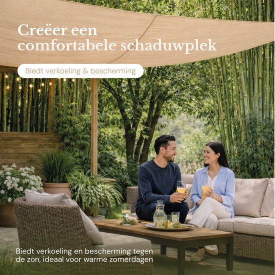 Koppel geniet van de schaduw onder een beige O'DADDY schaduwdoek in een tuin met bamboe.