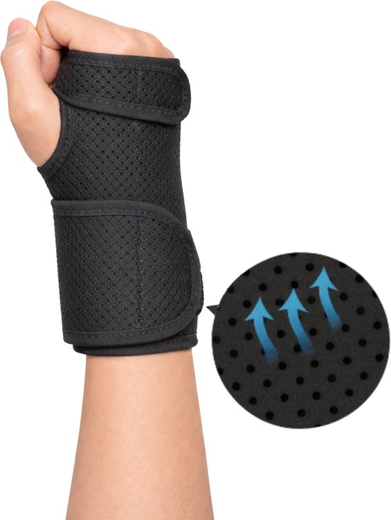 Zwarte, ademende polsbrace met geperforeerde stof, gedragen om een onderarm.