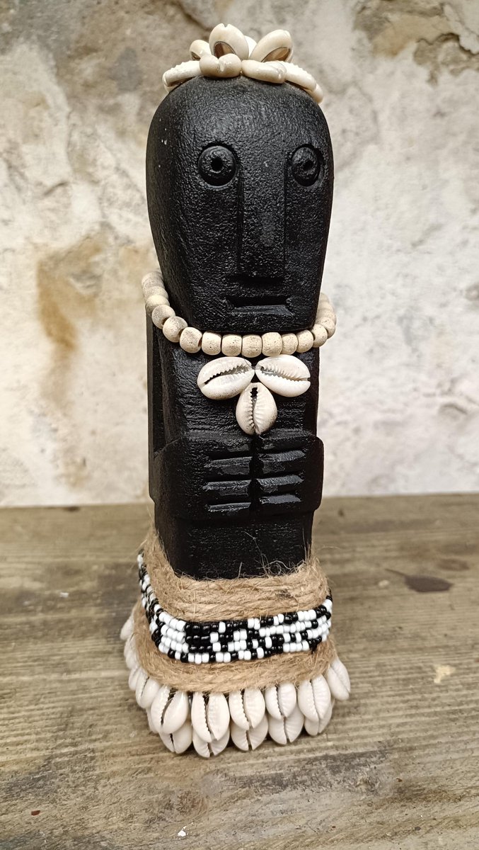 Statue stone /beads blackAfrikaans beeldje handgemeekt van steen.