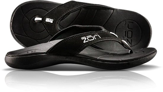 Zwarte Zori slipper en een andere slipper op de achtergrond, met het Zori logo op de band.
