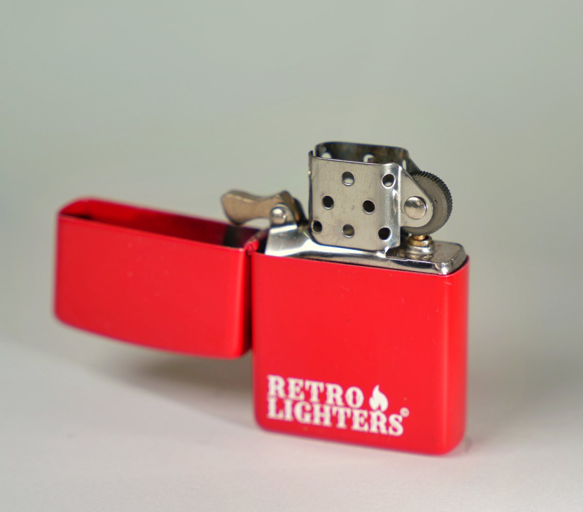 Klassieke Retro Benzine Aansteker – Windproof & Navulbaar – Perfect voor Sigaretten, Pijp & Kaarsen – Hoogwaardige Vintage Lighter met 2 Jaar Garantie – Uniek Geschenk