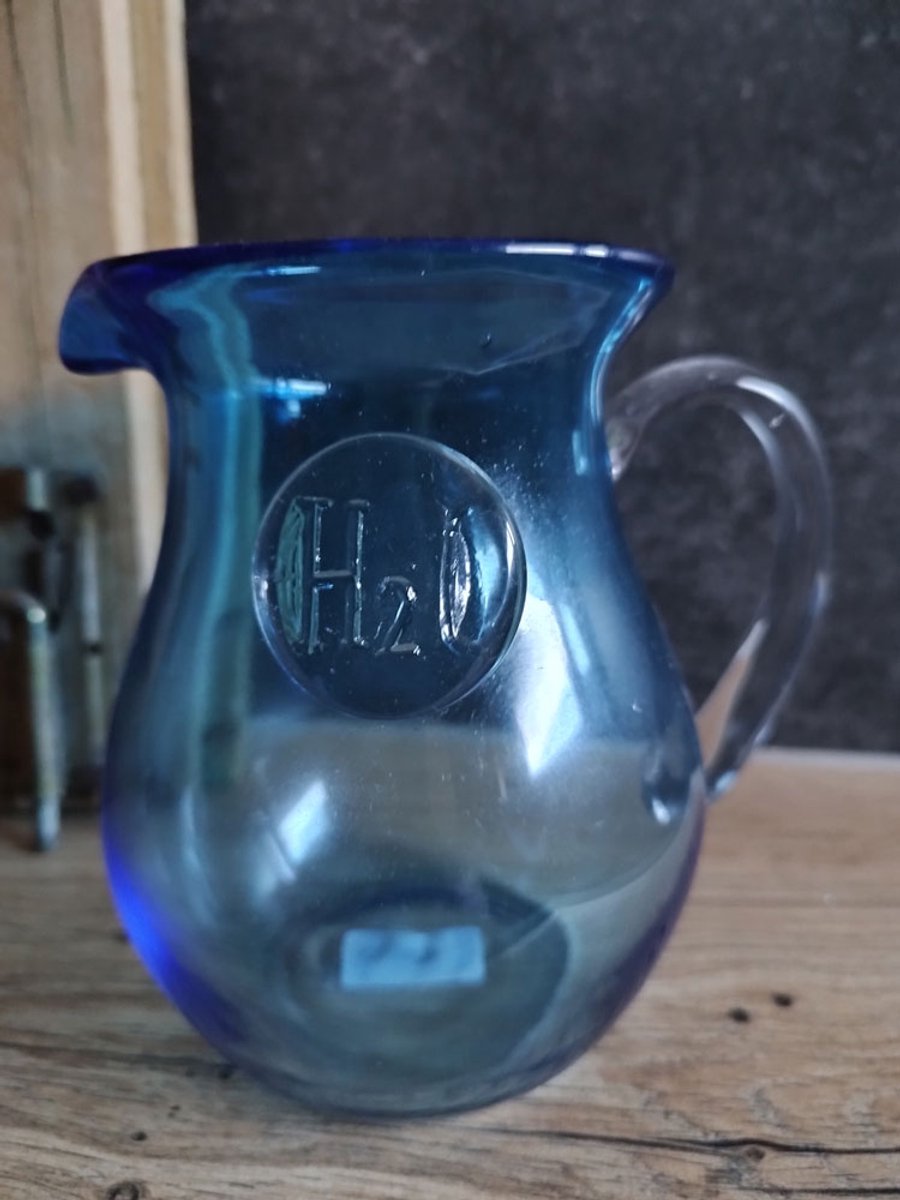 Blauwe glazen schenkkan