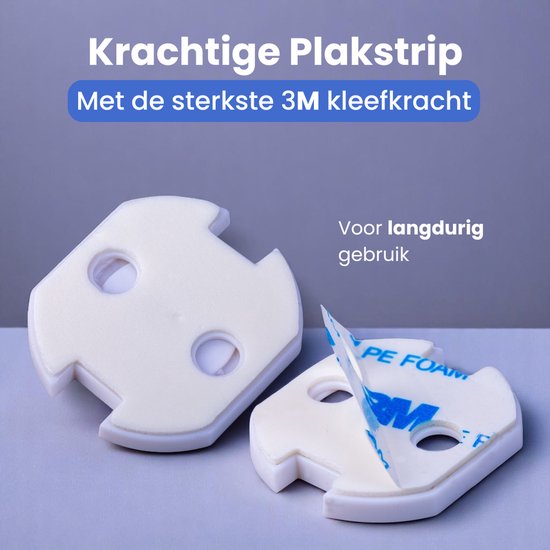 Twee witte stopcontactbeveiligers met 3M plakstrip. "Krachtige plakstrip met de sterkste 3M kleefkracht".