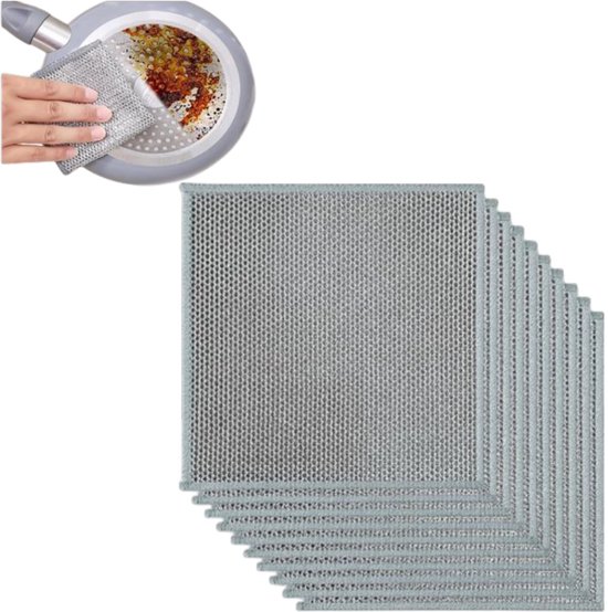 Een hand gebruikt een metaaldraad spons om een pan schoon te maken. Rechts liggen meerdere stuks van de spons opgestapeld.