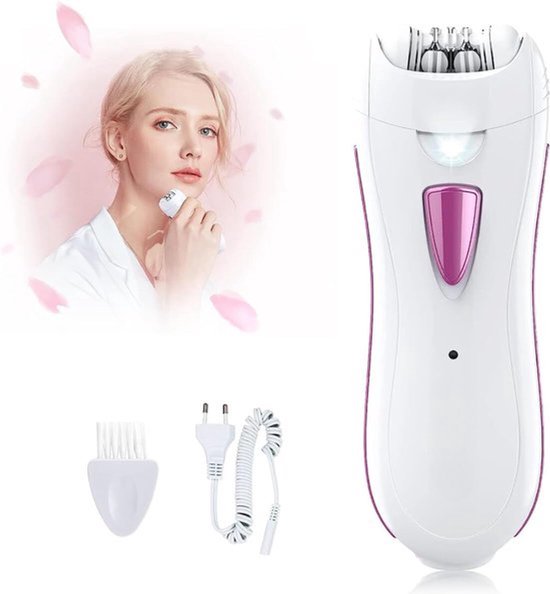 Witte epilator met paarse details en LED-licht. Inclusief reinigingsborstel en oplader. Vrouw houdt epilator vast.