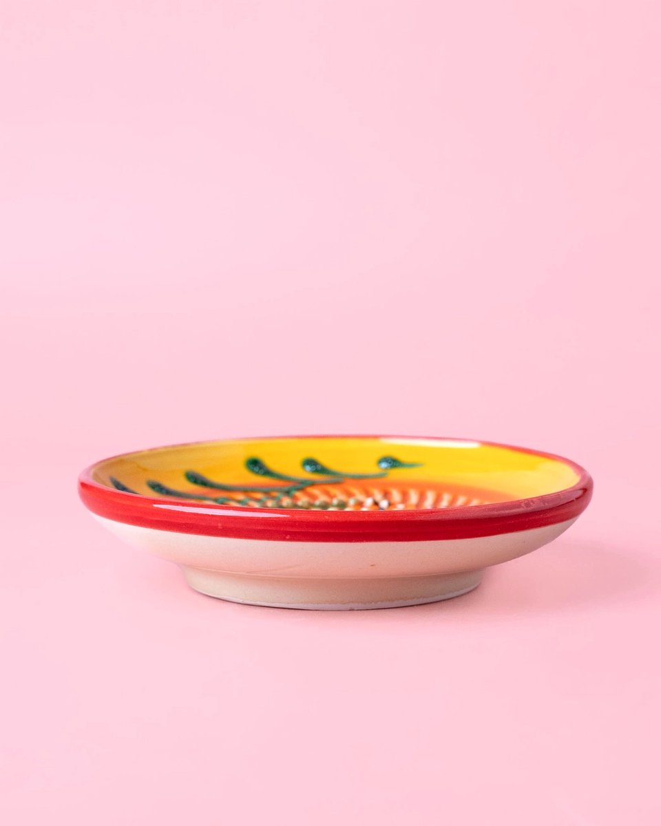 Kennen jullie deze al: Spaanse raspbordjes om knoflook mee te raspen 🧄 Maar kan net zo goed met gember, tomaat, harde kazen, chocolade, you name it! Als het maar geraspt kan worden