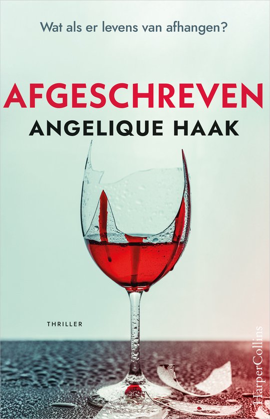 Een gebroken wijnglas met rode wijn, met de titel Afgeschreven en Angelique Haak.