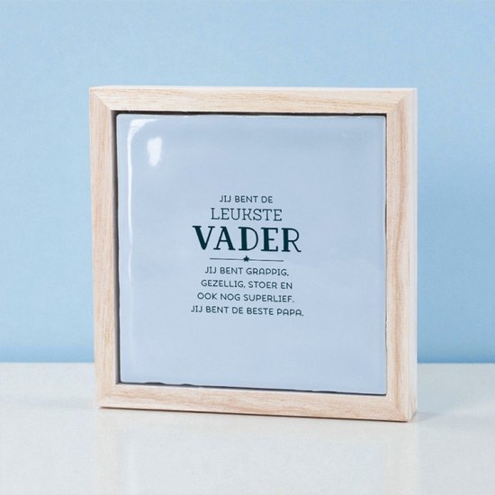 Lichtblauw keramiek tegeltje met de tekst 'Jij bent de leukste vader' in een licht houten lijst.