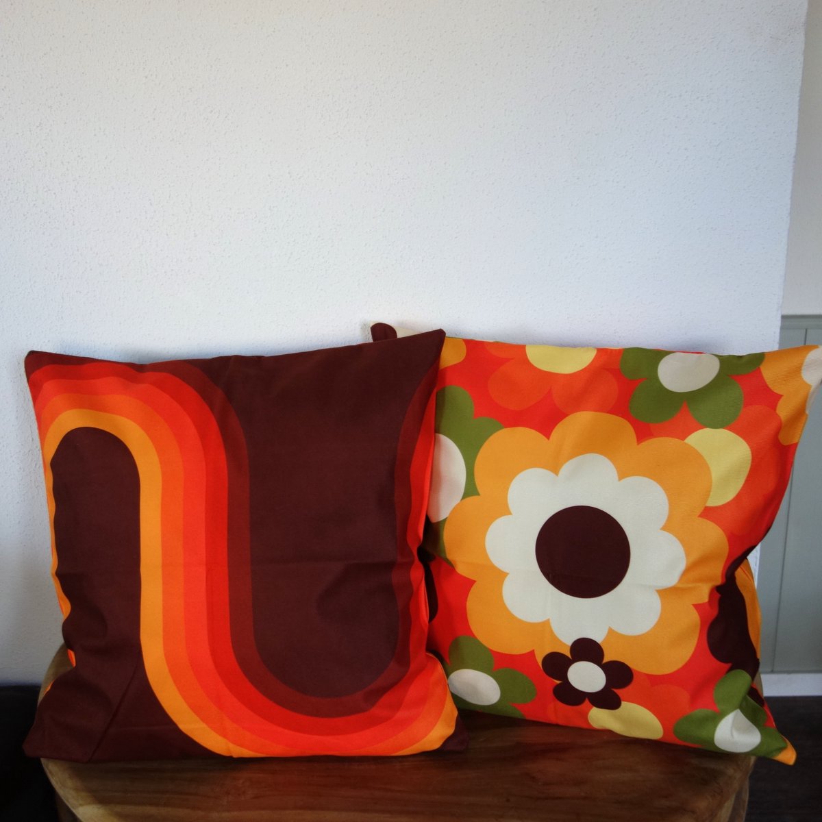 De Kussenkraam Kussenhoezen - Retro Flowerpower stijl kussenhoes - set van 2 - 45 x 45 cm - Exclusief binnenkussen bruin oranje multi