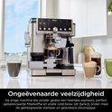 Zilverkleurige Ninja koffiemachine met verschillende mokken koffie in een keukenomgeving.