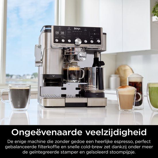 Zilverkleurige Ninja koffiemachine met verschillende mokken koffie in een keukenomgeving.