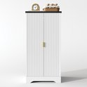 Gesloten wit buffetkast met ribbelpatroon en gouden handgreep, op een witte achtergrond.