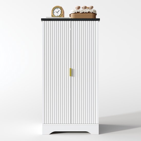 Gesloten wit buffetkast met ribbelpatroon en gouden handgreep, op een witte achtergrond.