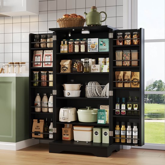 Zwarte keukenkast, open met veel opbergruimte. Bevat potten, pannen, eten, mokken, een broodmand en een groene theepot.