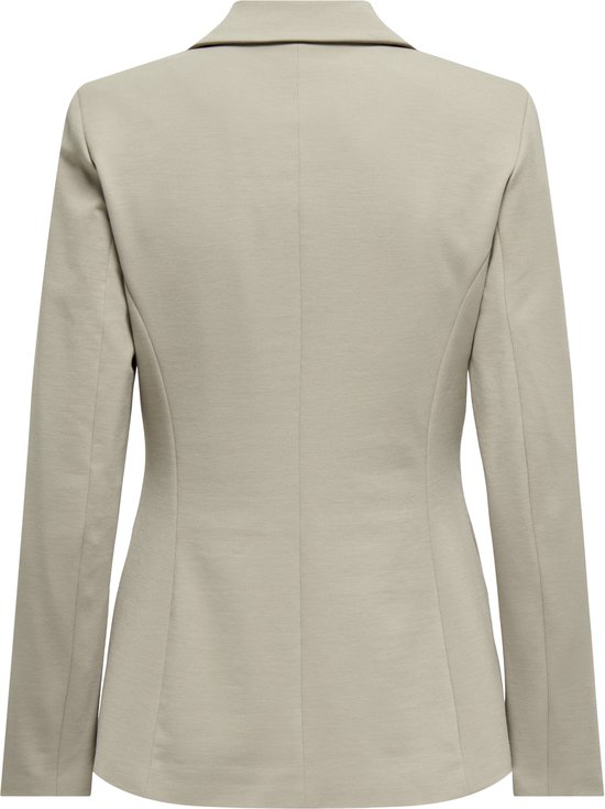 Achterkant van een beige blazer met lange mouwen, met figuurnaden.
