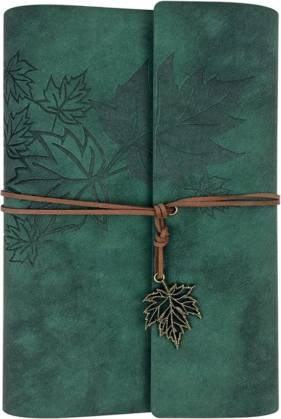 Groen notitieboek met esdoornbladpatroon, gebonden met bruin touw en esdoornbladbedeltje.