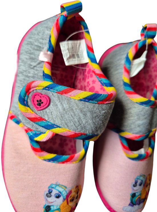 Roze en grijze pantoffels met Paw Patrol-print, regenboogdetails en hartje.