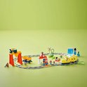 LEGO Duplo treinbaan met gele trein, station, kraan en wasstraat.