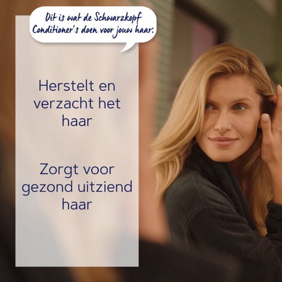 Een blonde vrouw raakt haar haar aan voor een spiegel. Tekst: 'Dit is wat de Schwarzkopf Conditioner's doen voor jouw haar: Herstelt en verzacht het haar. Zorgt voor gezond uitziend haar.'