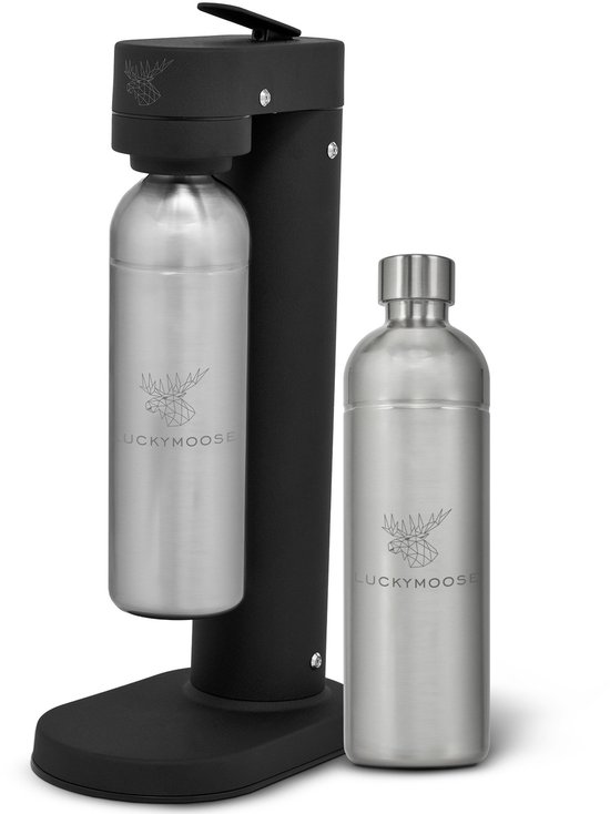 Zwart bruiswatertoestel met een zilverkleurige RVS fles in het toestel en een losse fles ernaast. Lucky Moose logo zichtbaar.