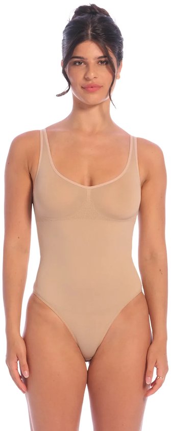 Nude body, gedragen door vrouw van voren, met dunne bandjes en V-hals.