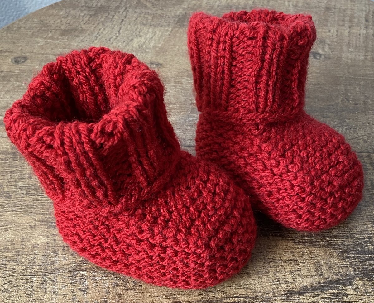 Babyslofjes 0-6 maanden | rood | gebreid | zool 11cm | handgemaakt | baby cadeau | baby shower cadeau | kraamcadeau | babysokken | pantoffels | meisjes pantoffels | winter | warme pantoffels