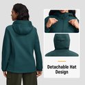 Dames softshell jas in groenblauw, met capuchon. Details van de afneembare capuchon.