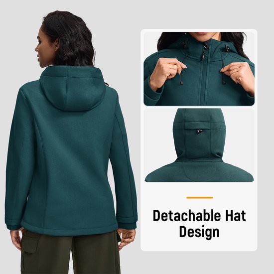 Dames softshell jas in groenblauw, met capuchon. Details van de afneembare capuchon.
