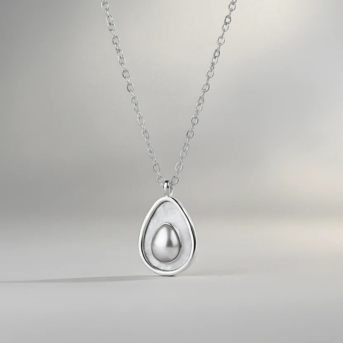 Ketting zilverkleurig – Avocado parelmoer bedel – Stainless steel dames ketting – SK Sieraden