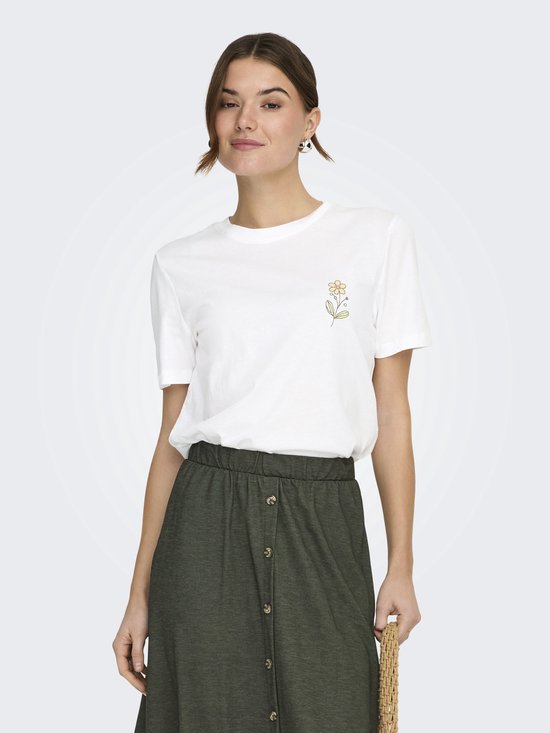 Wit t-shirt met een kleine geborduurde bloem op de linkerborst.