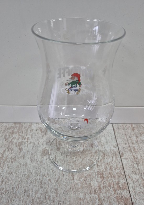 Leeg bierglas met opdruk van de tekst "CHOUFFE" en een kabouter met rode muts.