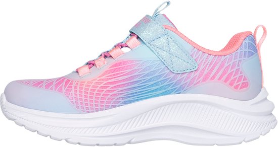 Roze, blauwe en paarse sneaker met klittenbandsluiting en grillig patroon.
