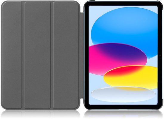 Étui de tablette gris foncé avec un avant plié, à côté d'une tablette avec un écran coloré.