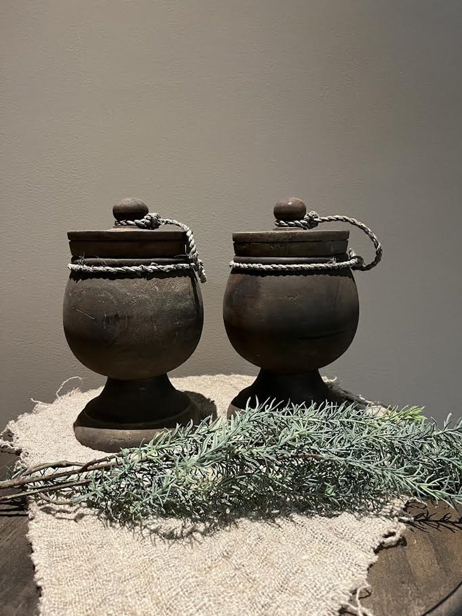 Grote houten decoratieve pot op voet- stoer sober