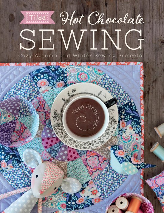 Tilda Hot Chocolate Sewing: Gezellige herfst- en winter naaiprojecten met een kop warme chocolademelk en stoffen knuffels.