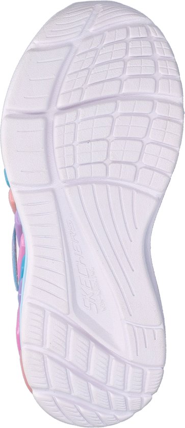 Onderkant van roze, blauwe en paarse sneakers met een wit loopvlak.