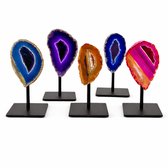 Vijf agaatplakken met geoden in blauw, paars, oranje en roze, op zwarte standaarden.