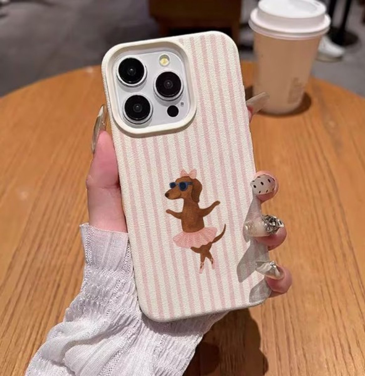Telefoonhoesje Iphone 17 "Dansende Teckel in Tutu" – Cartoonstijl, roze gestreept