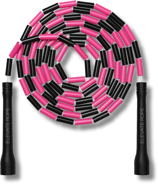 Een zwart en roze kralen springtouw opgerold in een cirkel, met zwarte handvatten waarop 'ELEVATE ROPE' staat.