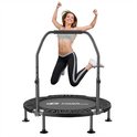 Vrouw met handen in de lucht springt op een zwarte trampoline met een verstelbare handgreep.