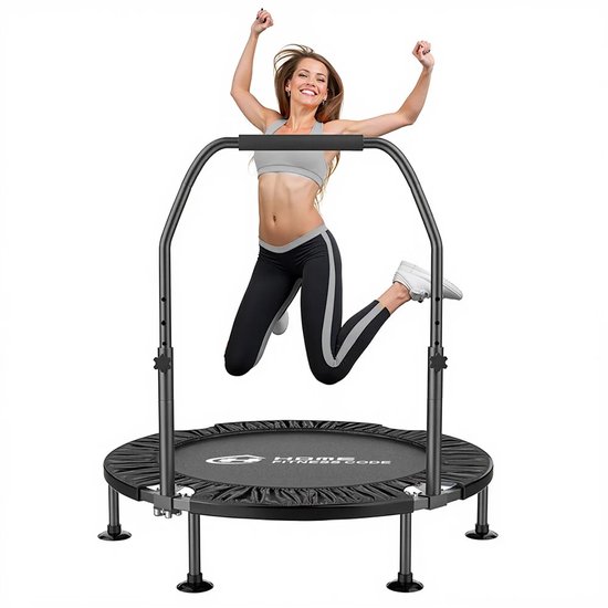 Vrouw met handen in de lucht springt op een zwarte trampoline met een verstelbare handgreep.