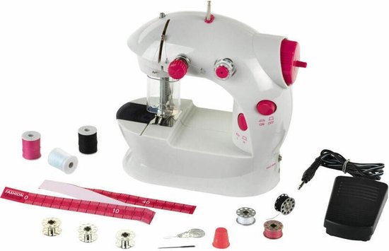 Witte kindernaaimachine met roze knoppen, naald en spoelen, naast een zwart voetpedaal.