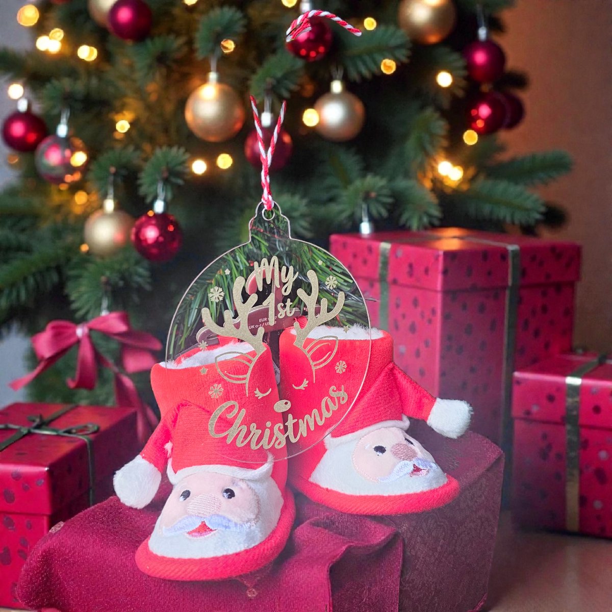 Babyslofjes Kerstman – Maat 20-21 – Luxe Babycadeau met Plexiglas Kerstbal “My First Christmas”