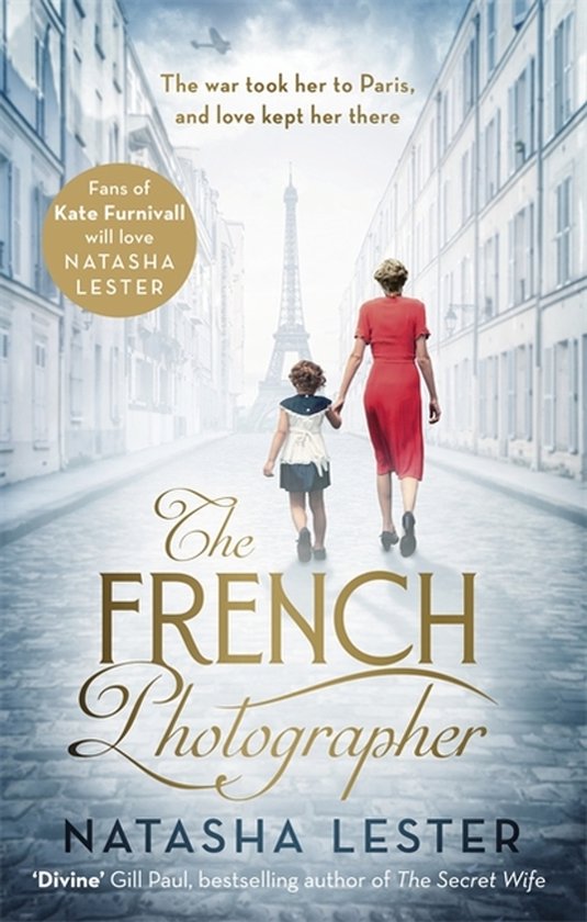 Boekcover met een vrouw en kind lopend op een Parijse straat, met de Eiffeltoren op de achtergrond. Titel: The French Photographer.