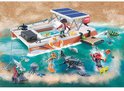 Playmobil Wiltopia catamaran met zonnepanelen, twee figuren, zeeschildpadden, rog, haaien en kwallen.