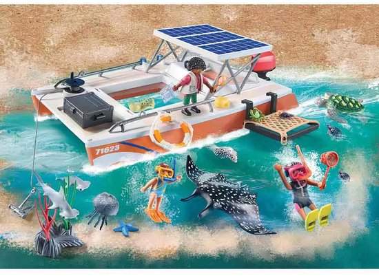 Playmobil Wiltopia catamaran met zonnepanelen, twee figuren, zeeschildpadden, rog, haaien en kwallen.