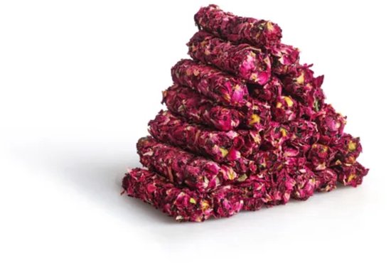 Stapel roze Turkse granaten met rozenblaadjes.