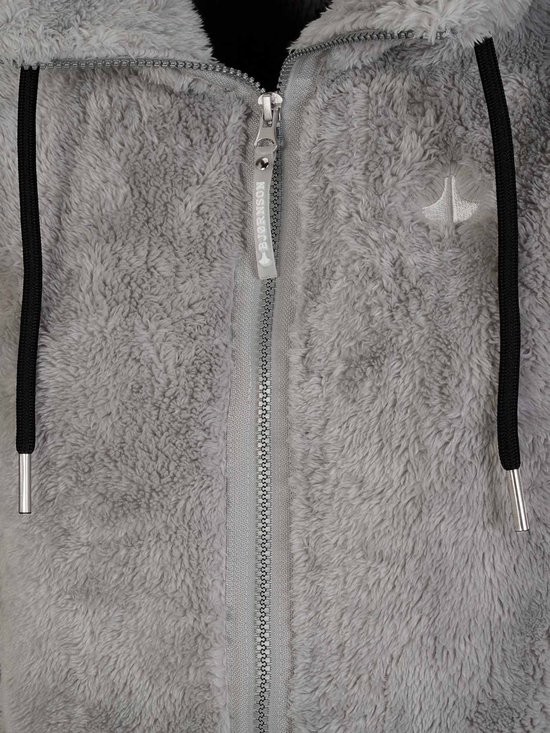 Sluiting van een grijze fleece jas met ritstrekker en capuchon trekkoorden met logo.