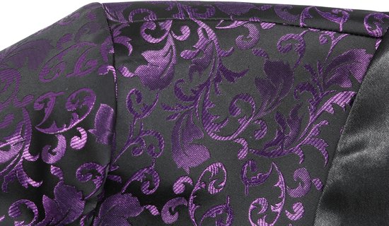 Detail van de paarse jacquard stof met bloemenpatroon op de schouder.